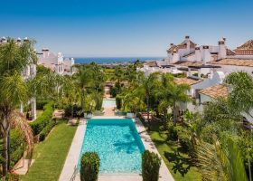 columbus-hills-sierra-blanca-marbella-costa-del-sol-luxe-appartementen-te-koop-bovenzicht-1170x721