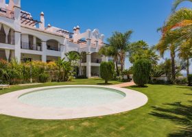columbus-hills-sierra-blanca-marbella-costa-del-sol-luxe-appartementen-te-koop-vijver-1170x760